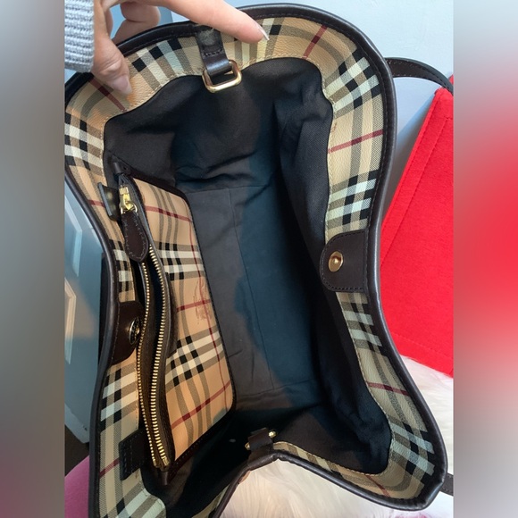 Authentic Burberry shoulder bag with removable zippered pouch. 2 in 1! - Picture 10 of 16